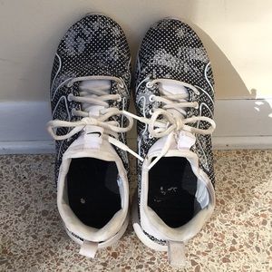 White Nike women’s sneakers